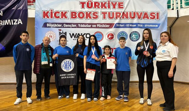 Kütahya Kick Boks Takımı Diyarbakır’dan Madalyalarla Döndü 
