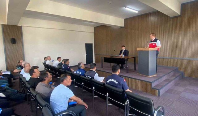Gediz’de biçerdöver hizmetleri ve anız yangınlarına karşı bilgilendirme toplantısı