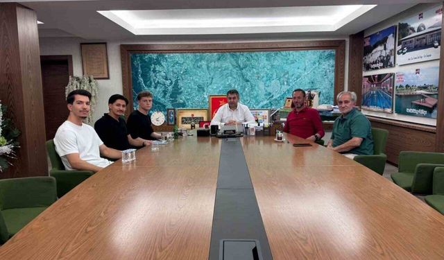 Gedizli profesyonel futbolcular Başkan Akel ile bir araya geldi