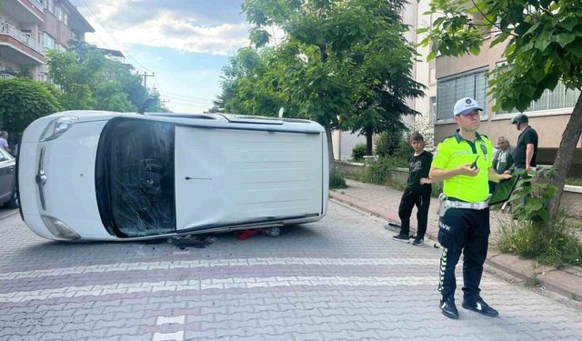 Tavşanlı’da otomobil yan yattı: 2 yaralı