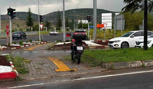 Tavşanlı’da otomobille çarpışan motosikletli yaralandı