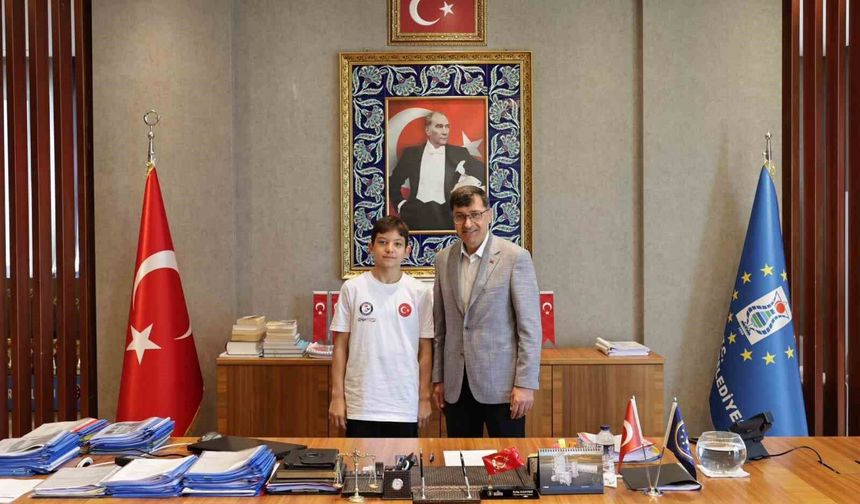 Belediye Başkanı Kahveci, Milli Yüzücü Ömer Cengiz'i ağırladı