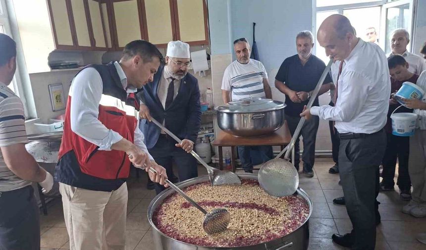 Hisarcık Kutluhallar köyünde aşure geleneği sürdürülüyor