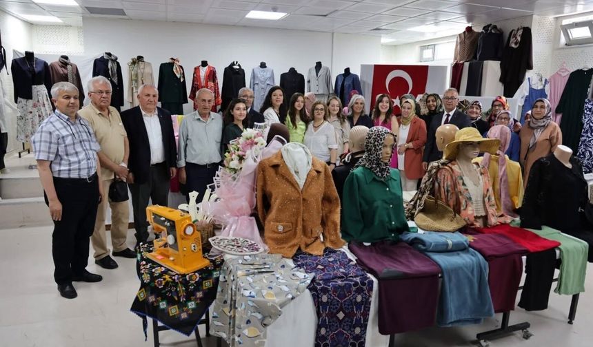 Kütahya'da kursiyerlerin el emeği eserleri sergilendi