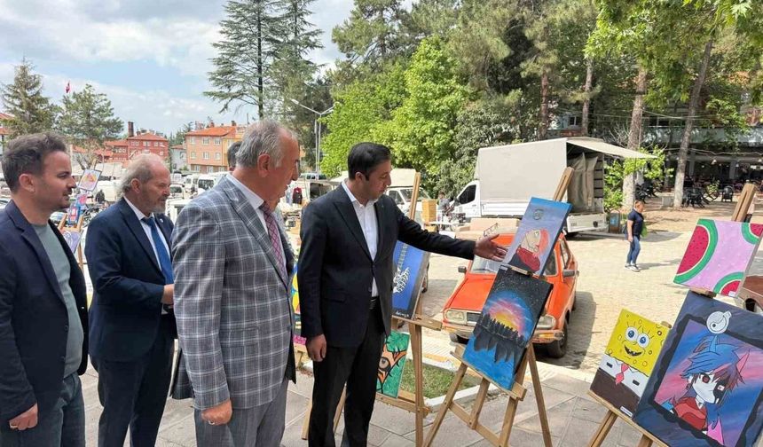 Şaphane'de yılsonu hayır çarşısı ve sergi yoğun ilgi gördü