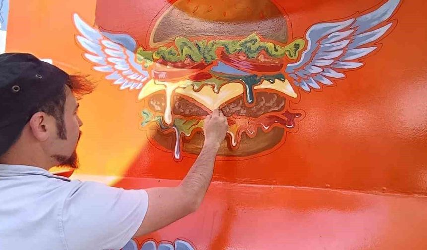 Tavşanlı'da yaşayan ressam karavanı sanat eserine dönüştürdü