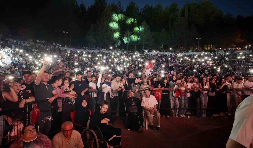 Gediz Tarhana Festivalinde Cengiz Kurtoğlu coşkusu