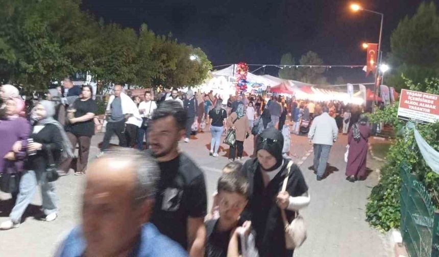 Gediz Tarhana Festivali'nin son gününde festival alanında insan seli