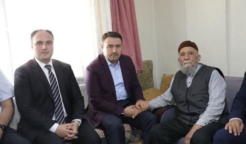 Kütahya Valisi, görev gazisi Mehmet Torun'u evinde ziyaret etti