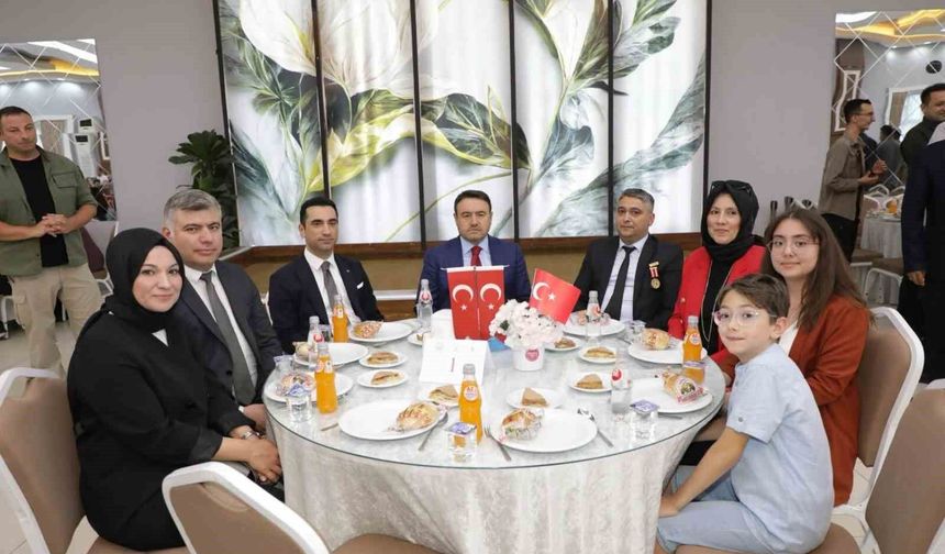 Kütahya'da şehit aileleri ve gazilerle aynı sofrada buluştu