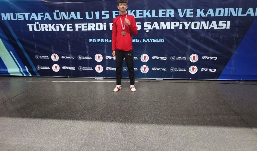 Kütahyalı Boksör Mehmet Turan Delibaş Türkiye üçüncüsü oldu