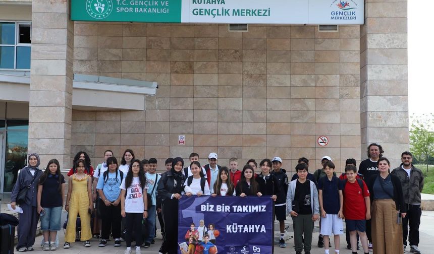 Kütahyalı gençler 'Biz Bir Takımız' projesi kapsamında Kırklareli'ne uğurlandı