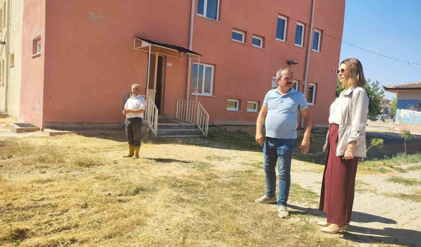 Altıntaş'ta köy okullarında tadilat çalışmaları sürüyor