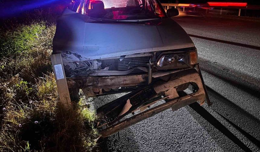 Bariyerlere çarpan otomobilin sürücüsü yaralandı