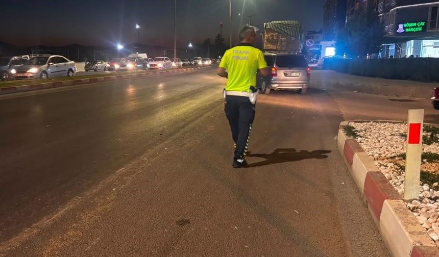 Direksiyon hakimiyetini kaybeden motosiklet sürücüsü hastanelik oldu