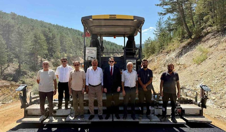 Hisarcık Kızılçukur-Alınören yolunda sıcak asfalt çalışması sürüyor