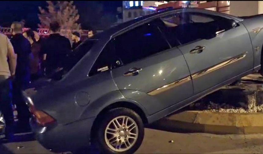 Hisarcık'ta otomobil orta refüje çıktı: Sürücü yaralandı