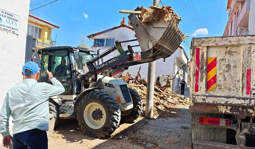 Hisarcık'ta riskli metruk bina kontrollü şekilde yıkıldı