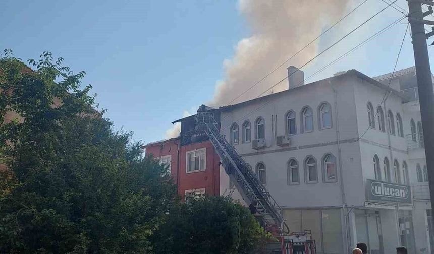 Kütahya'da 3 katlı binanın çatısında yangın