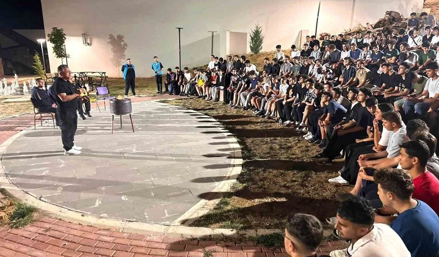Rektör Kızıltoprak, Murat Dağı'nda gençlerle kamp ateşi başında buluştu