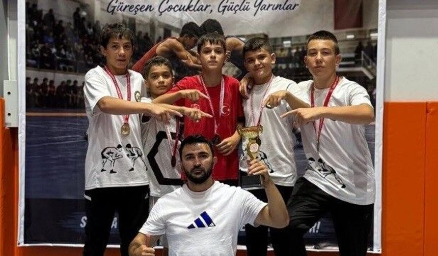 Tavşanlı güreş takımı U 15'lerde Sakarya'da şampiyon oldu