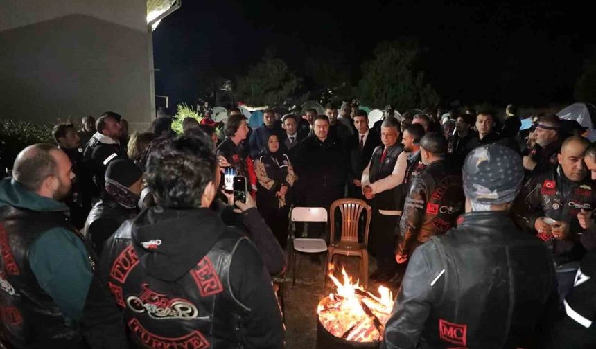 Vali Işın, Dumlupınar'daki Zafer Kampı'nda gençlerle buluştu
