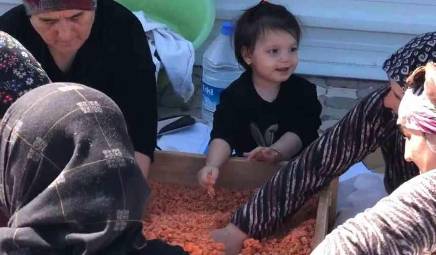 Kadınlar imece usulü ile tarhana döktü