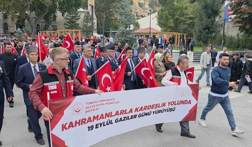 Kütahya'da Gaziler Günü'nde 'Kahramanlarla Kardeşlik Yolunda' yürüyüşü