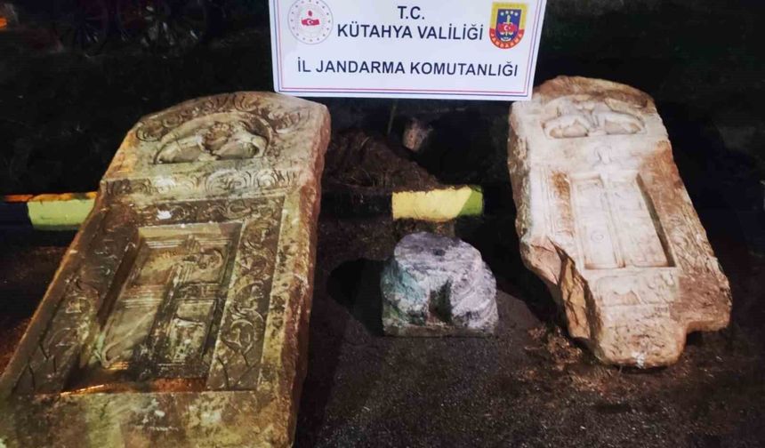 Kütahya'da Roma dönemine ait lahit kapakları ele geçirildi