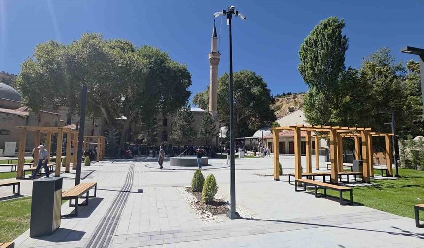 Kütahya'da tarihi doku korunarak Ulu Cami Meydanı yenilendi