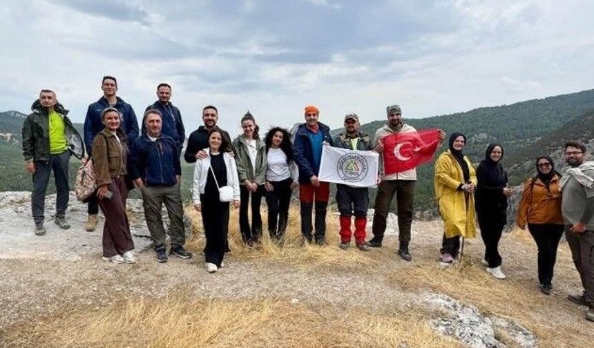 Kütahyalı dağcılar, İkitaş Kanyonu'nda 15 kilometre yürüdü