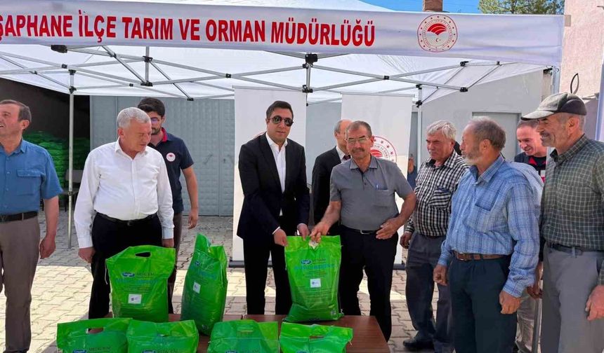 Şaphane'de kiraz ve vişne üreticilerine bordo bulamacı desteği
