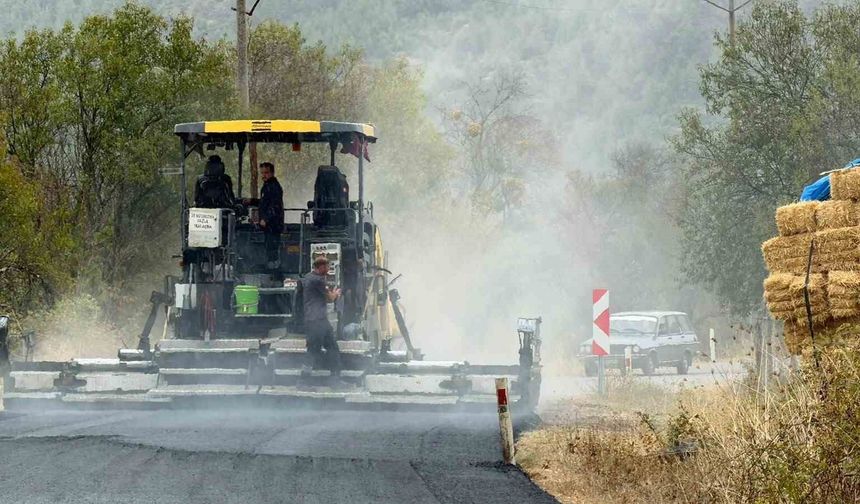 Tavşanlı'da Balıköy-Değirmisaz yolunda asfalt çalışması