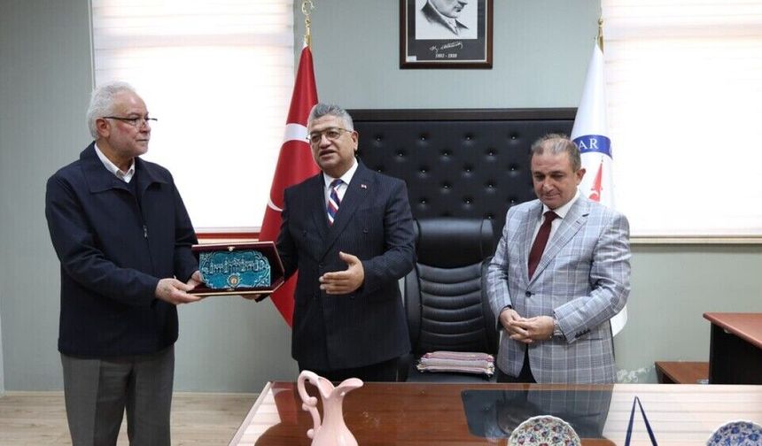DPÜ Güzel Sanatlar Fakültesi'nde dekanlık görevine Prof. Dr. Ayhan Kahraman atandı