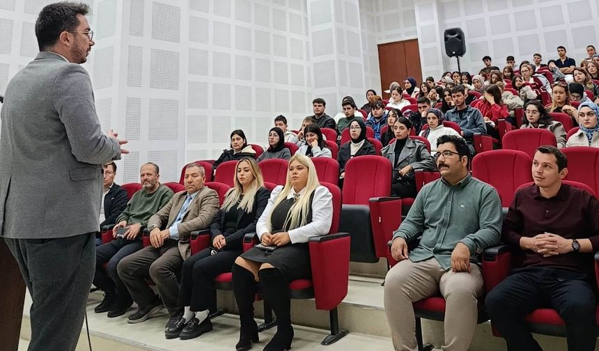 Emet MYO'da yeni öğrencilere üniversite hayatına uyum eğitimi