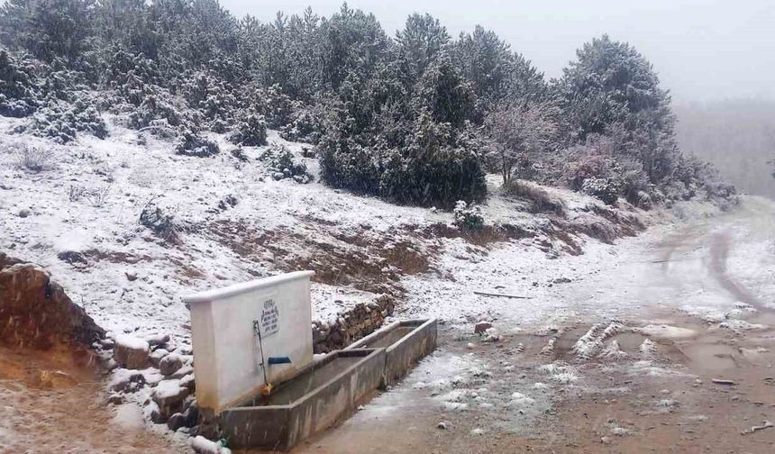 Hisarcık'ın Karbasan köyüne mevsimin ilk karı yağdı