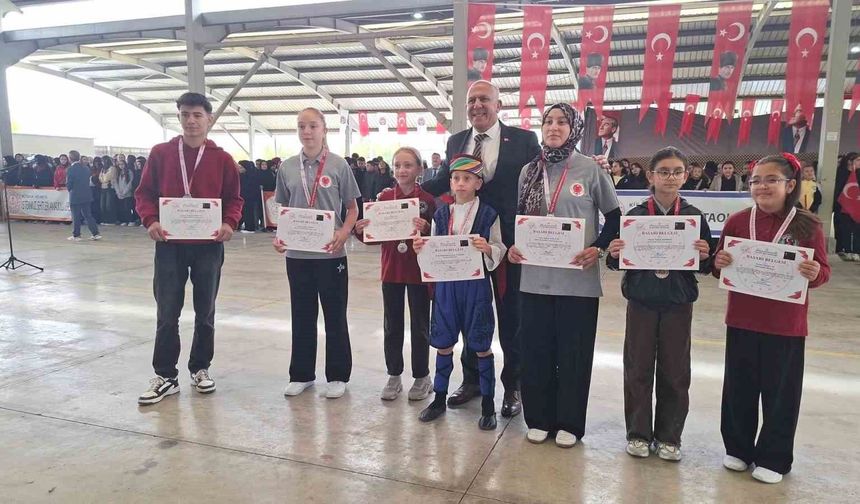 Hisarcık'ta Cumhuriyet Bayramı yarışmalarında dereceye giren öğrenciler ödüllendirildi