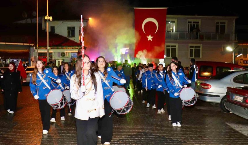 Hisarcık'ta Cumhuriyet coşkusu fener alayı ve konserle devam etti