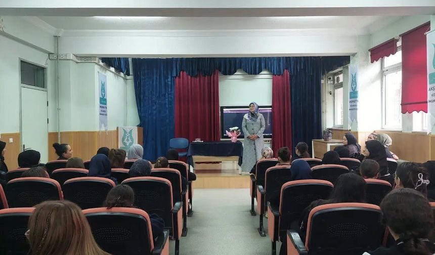 Kütahya Akşemsettin Kız Anadolu İmam Hatip Lisesi'nde 'Peygamberimiz ve Aile' konulu seminer