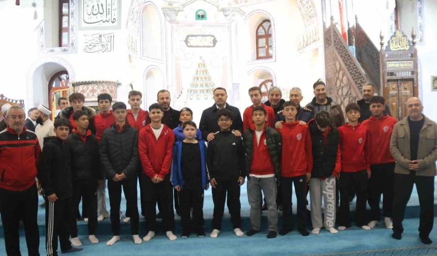 Kütahya Ulu Camii'nde aileler sabah namazında buluştu