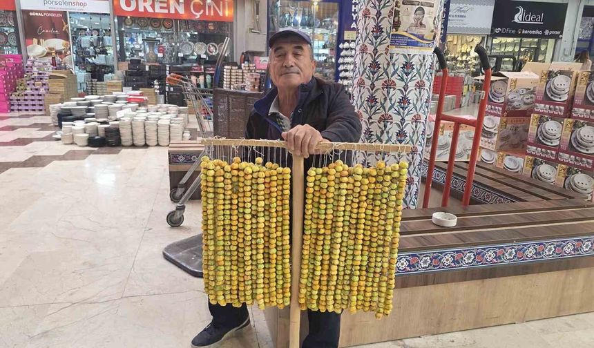 Kütahya'da dağlardan toplanan alıç tezgahlardaki yerini aldı