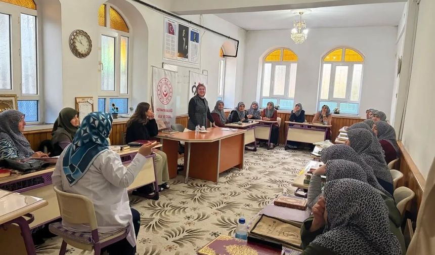 Kütahya'da Kız Kur'an Kursu kursiyerlerine yaşam boyu öğrenme ve dijital okuryazarlık eğitimi