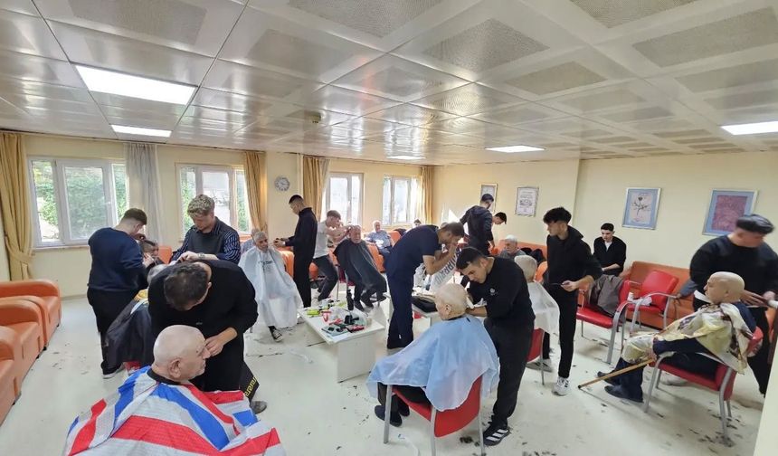 Kütahya'da kuaförlük öğrencilerinden huzurevi sakinlerine anlamlı ziyaret