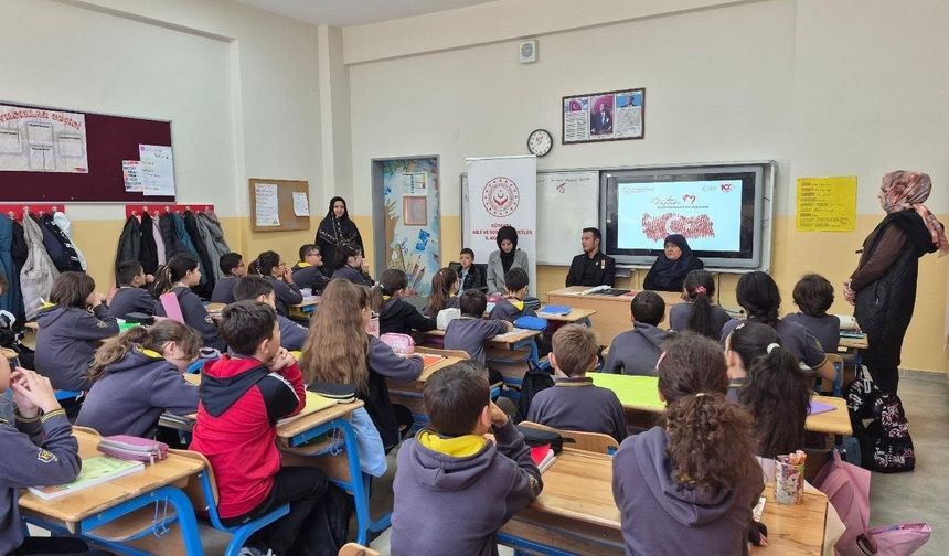 Kütahya'da öğrenciler şehit ailesi ve gazilerle buluştu
