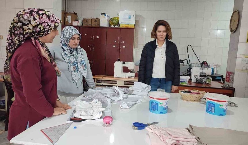 Müdür Sinan, kadın terziliği kursiyerlerinin çalışmalarını inceledi