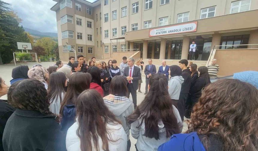 Müdür Yılmaz'dan öğrencilere 'akımlara kapılmayın' uyarısı