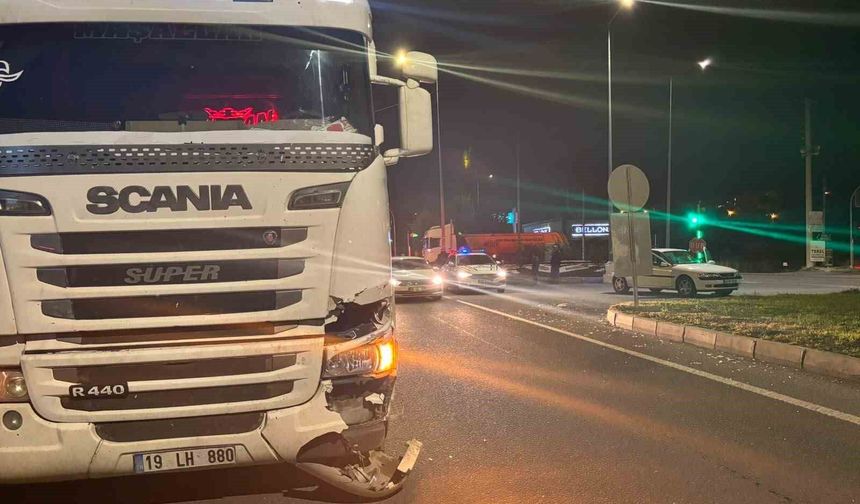 Otomobil ile tırın çarpıştığı maddi hasarlı kaza kamerada