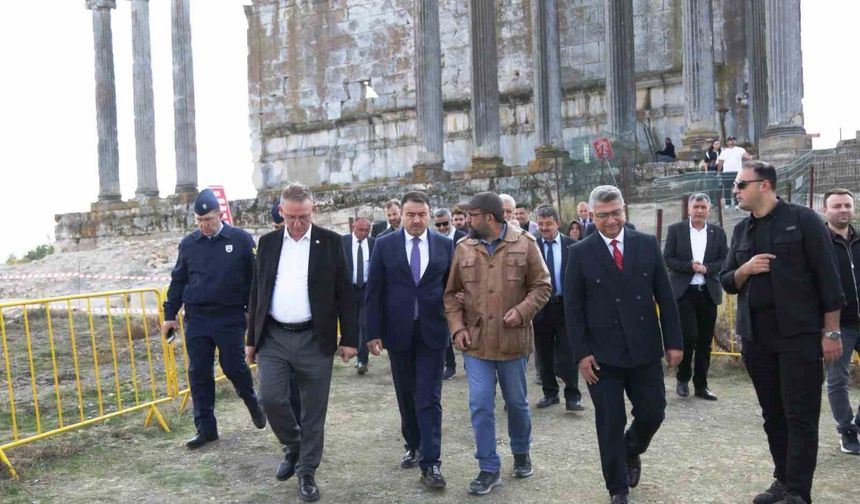 Vali Işın, Aizanoi Antik Kenti'ndeki kazı çalışmalarını inceledi
