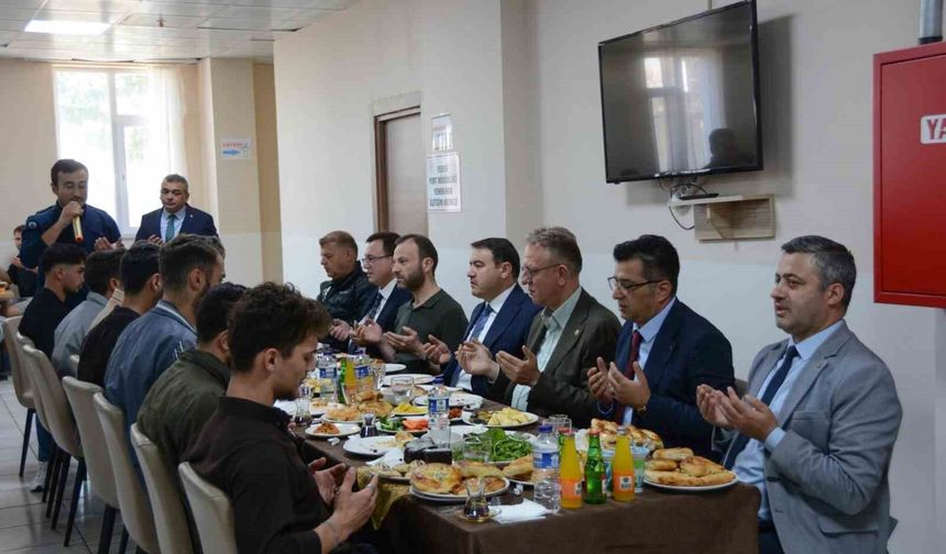 Vali Işın, öğrencilerle kahvaltıda buluştu