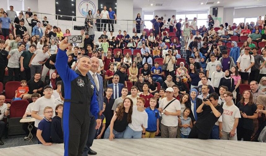 Alper Gezeravcı, Kütahya’da öğrencilerle buluştu